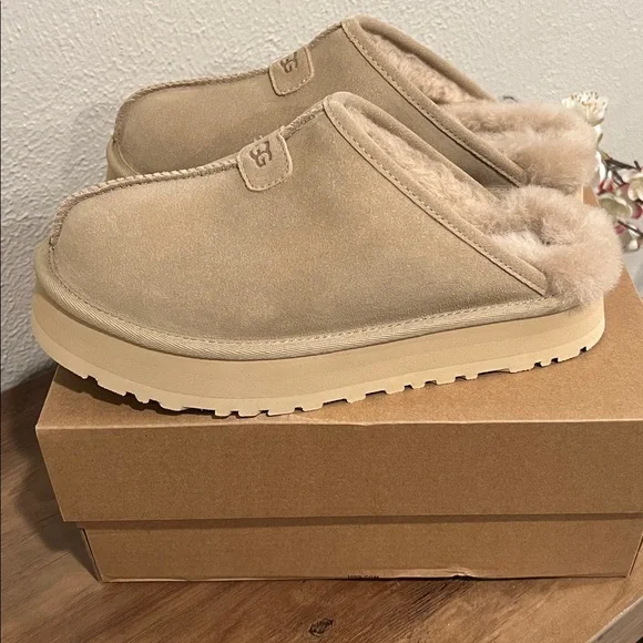 UGG Discoquette Slide Slippers in Mdsd. Size 8M. New. These run small. - Picture 6 of 10
